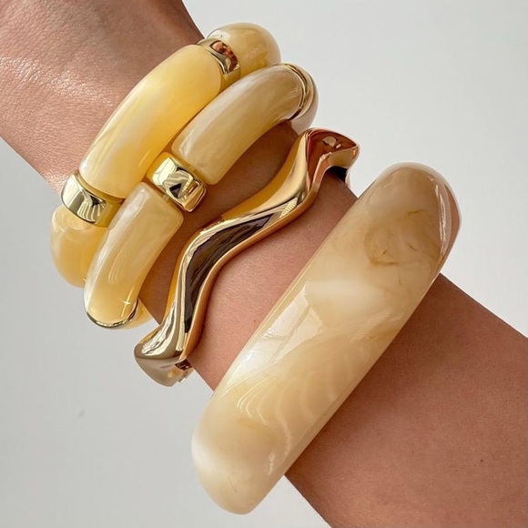Elegant Cream and Gold Resin Bracelet Set - Picture 2 of 10